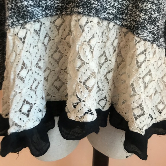 Boutique bought light sweater with ruffles & lace - Picture 2 of 7